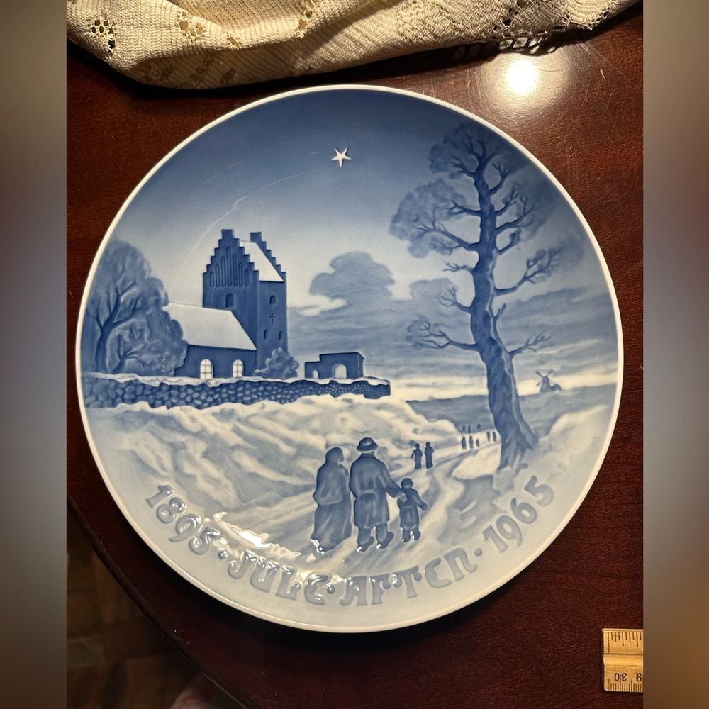 Vintage 1965 Royal Copenhagen star Pa ven til Kirke 9” plate